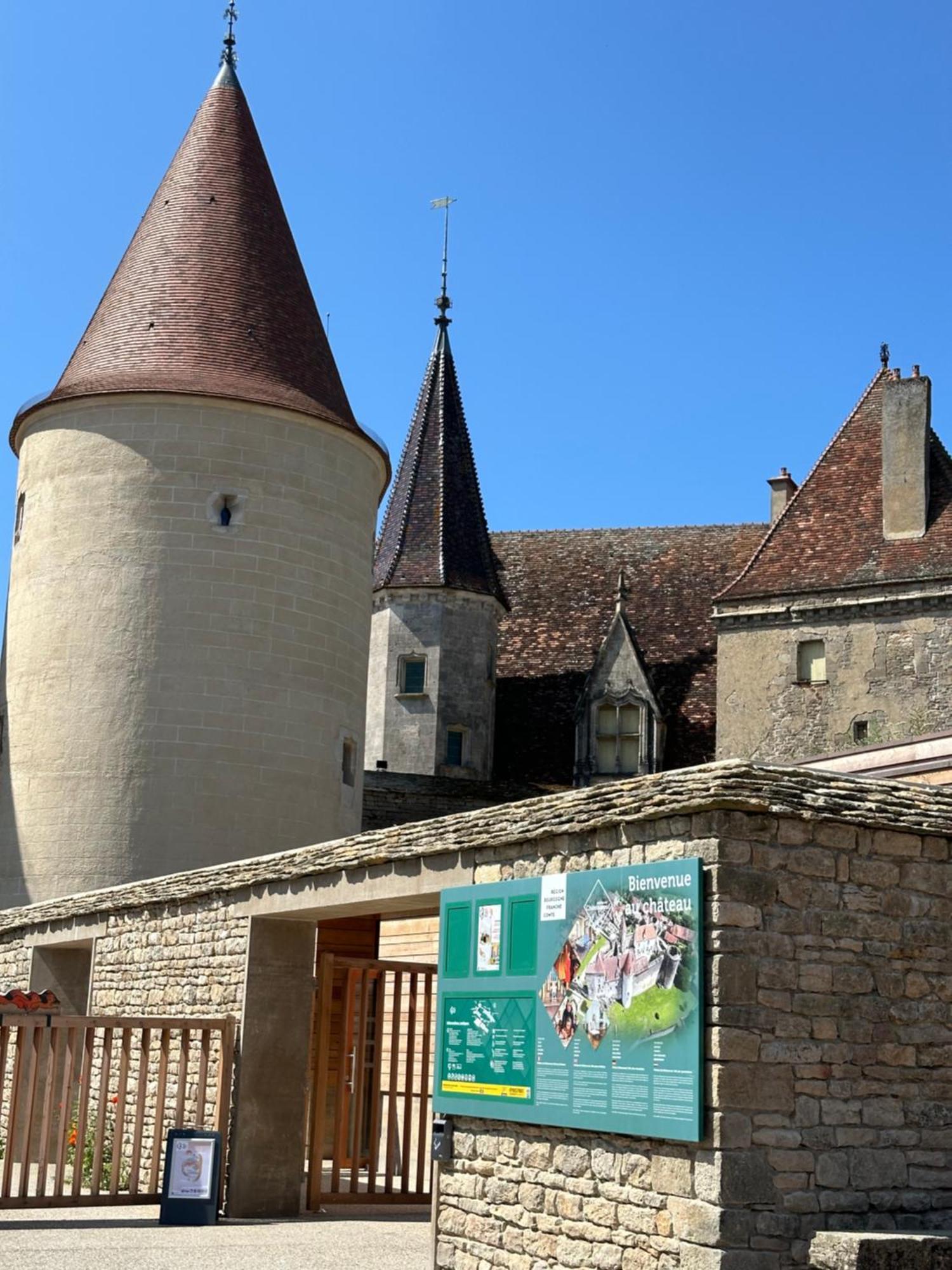 Chateauneuf Suites Exterior photo
